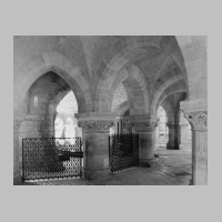 Foto Courtauld Institute of Art, Interior view, crypt, ambulatory, south side, looking north.jpg